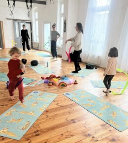 28.06.2025 Eltern-Kind-Yoga- und Art Workshop – Bild 5