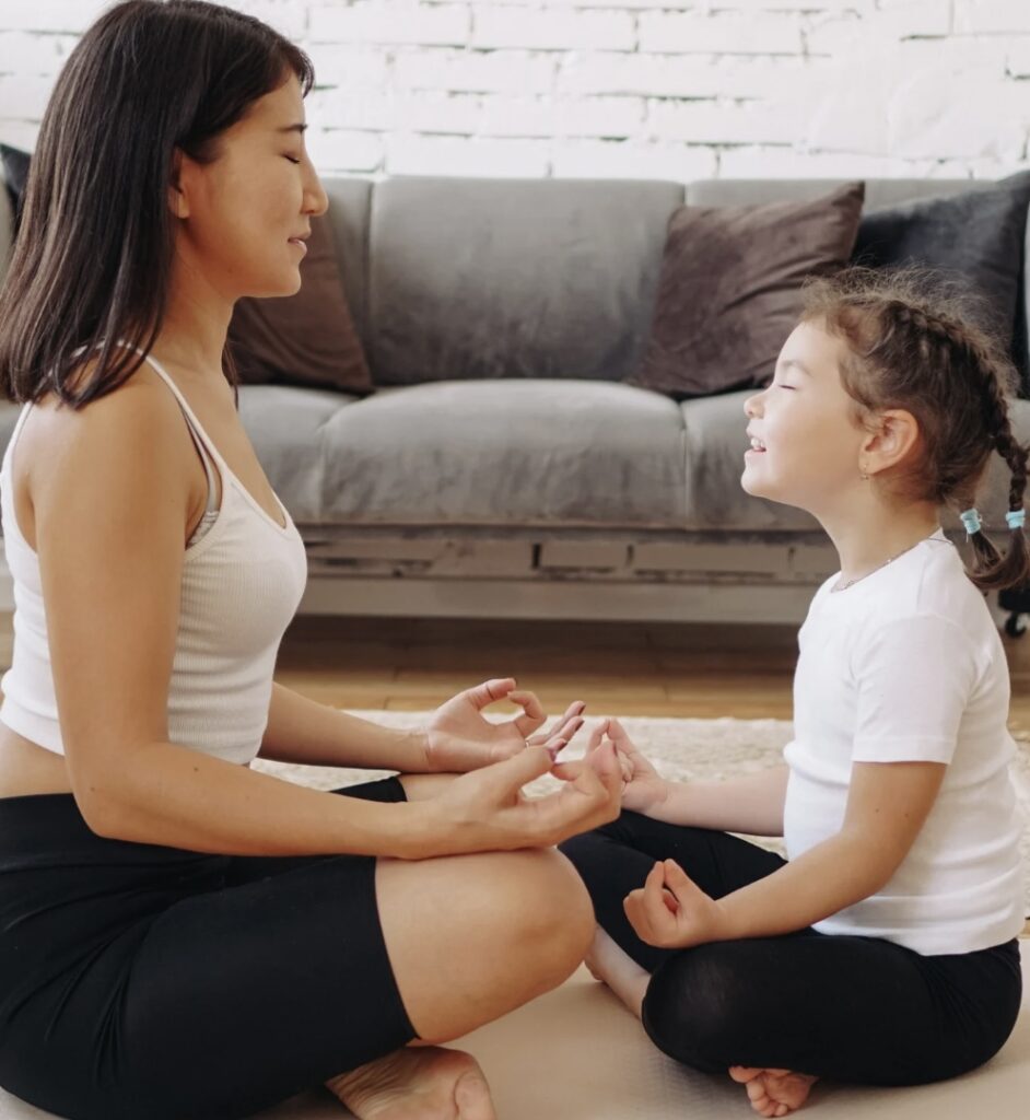 Instagram Post Quadratisch Yoga Kinder Übungen Bewegung Illustration Gelb Beige Blau Niedlich - 1
